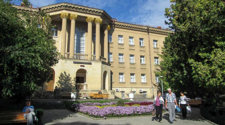 Үйде жасалған суреттерді шешіп жатқан қыздар Швейцариядағы секс кабиналары